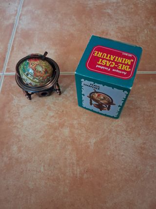 Affilatorino per matite in miniatura con design globo terrestre