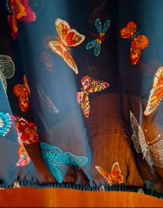 Amplia blusa en azul marino con Mariposas.