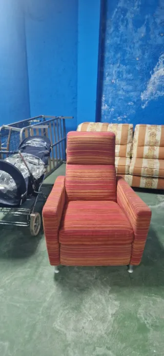 Sofa y muebles de salon. Incluye mesitas de noche