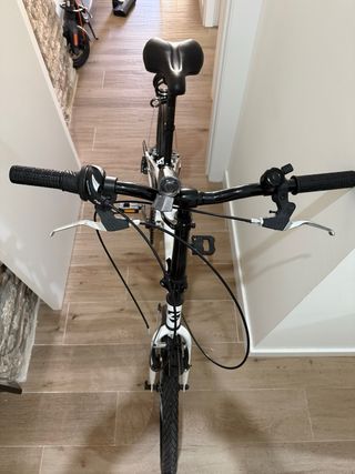 Bicicleta plegable blanca casi sin uso
