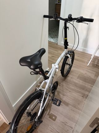Bicicleta plegable blanca casi sin uso