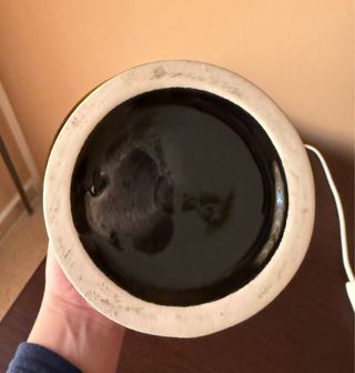 Jarrón negro con diseño de pájaros y flores