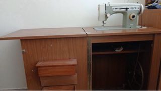 Máquina de coser Alfa con mueble