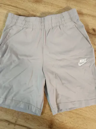 2 pantalones Nike, 1 beige y 1 negro