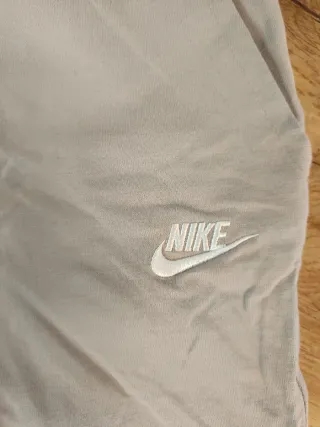 2 pantalones Nike, 1 beige y 1 negro