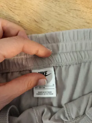 2 pantalones Nike, 1 beige y 1 negro