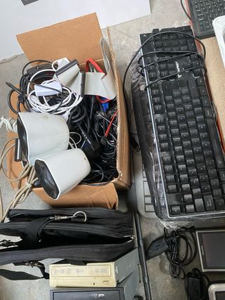 Lote informática: PCs, teclados, ratones, cables