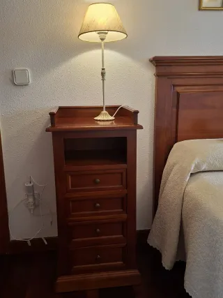 Dormitorio completo: 2 camas, 2 mesillas, 1 cómoda