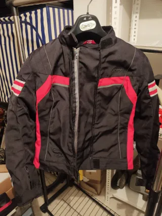 Chaqueta moto mujer IXS negra y roja.
