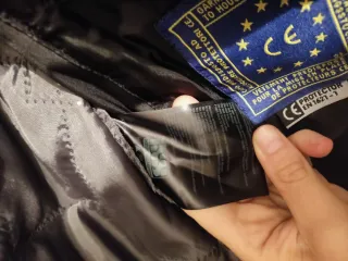 Chaqueta moto mujer IXS negra y roja.