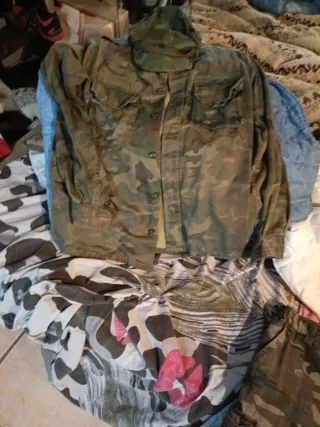 Traje militar camuflaje con gorra camisa y gorrami