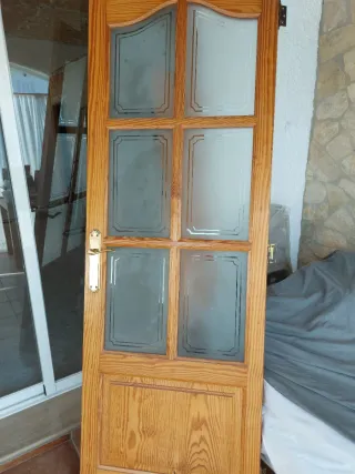Puerta madera maciza con cristal Mide 201x 69x3