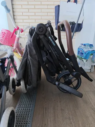 Carrito de bebé y paseo gris