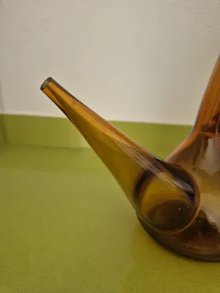 Porrón de vidrio marrón con tapón rojo