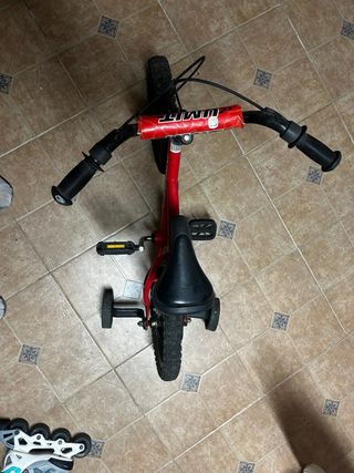 Bicicleta infantil roja con ruedines