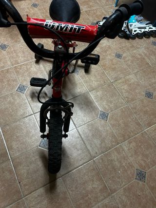 Bicicleta infantil roja con ruedines