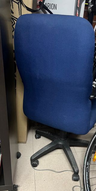 Sillón de oficina giratorio con ruedas