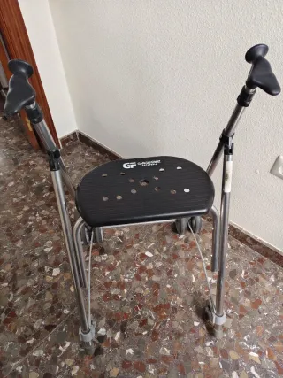 Andador plegable con asiento y ruedas