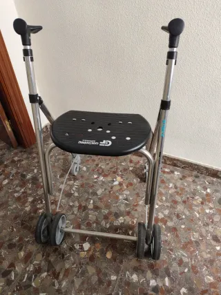 Andador plegable con asiento y ruedas