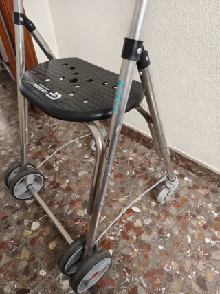 Andador plegable con asiento y ruedas