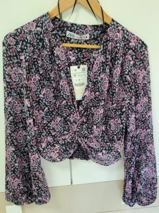 Camisa ZARA floral negra y rosa
