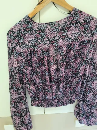 Camisa ZARA floral negra y rosa