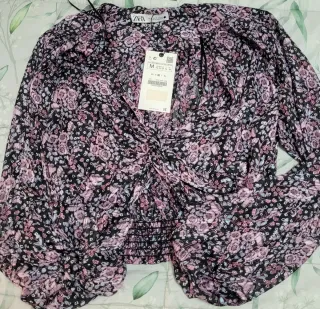 Camisa ZARA floral negra y rosa