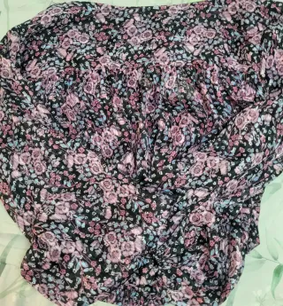 Camisa ZARA floral negra y rosa