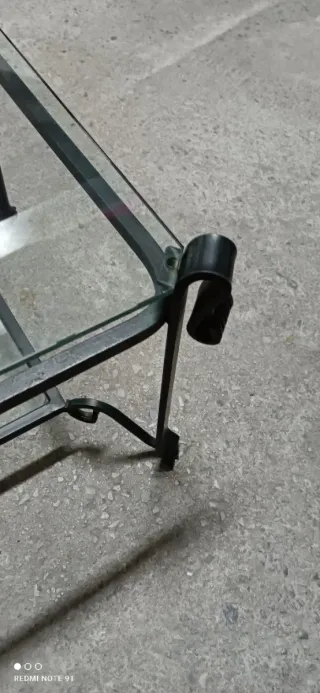 Mesa baja cristal y metal verde