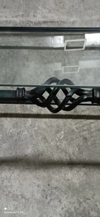 Mesa baja cristal y metal verde