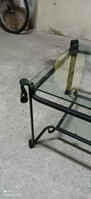 Mesa baja cristal y metal verde