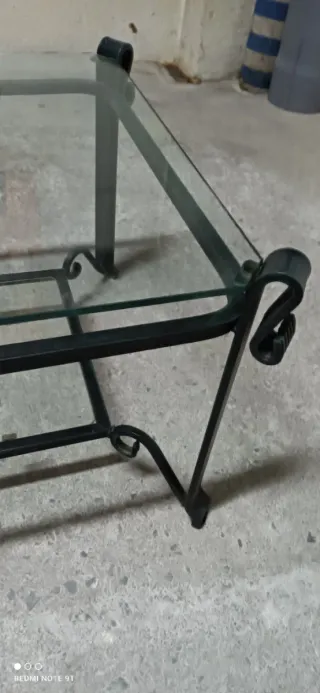 Mesa baja cristal y metal verde