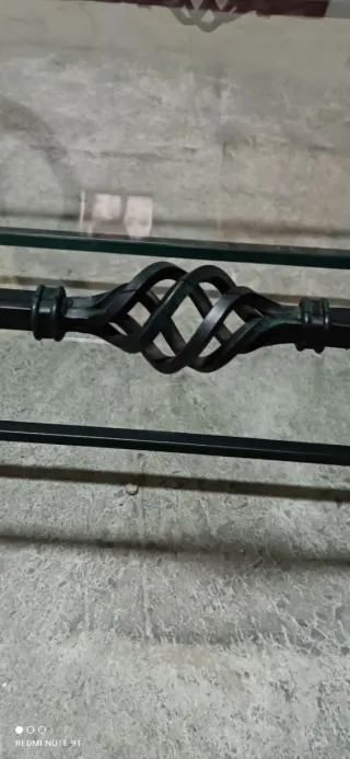 Mesa baja cristal y metal verde