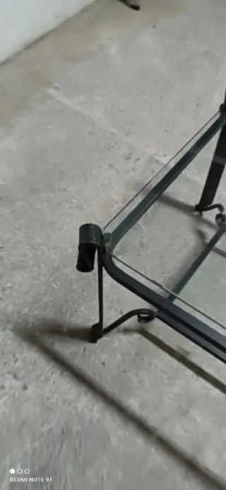 Mesa baja cristal y metal verde