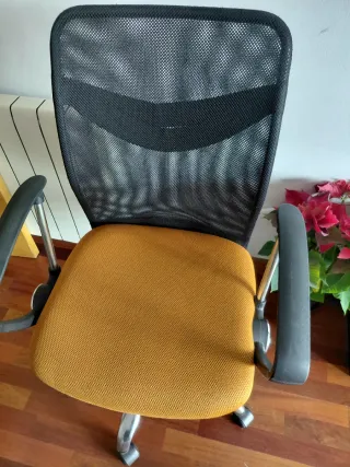 Silla de oficina con ruedas y reposabrazos