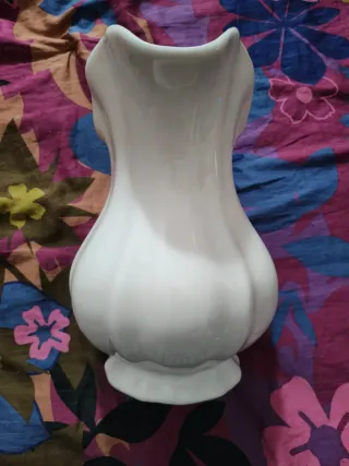 Brocca antica in ceramica bianca