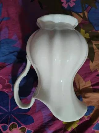 Brocca antica in ceramica bianca