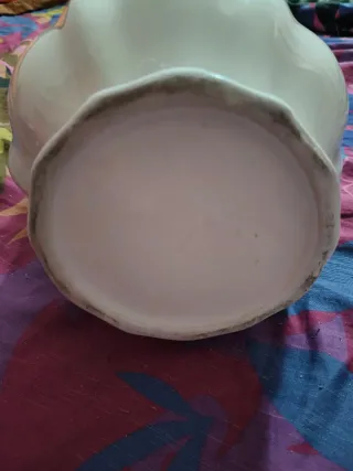 Brocca antica in ceramica bianca