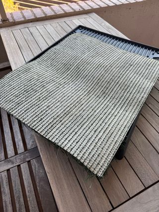 Inodoro y alfombra de césped para mascotas