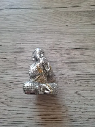 Buda sentado manos en la boca