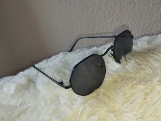 Gafas de sol negras estilo "cat eye"con estuche.