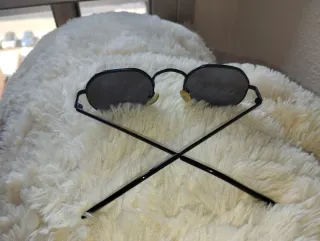 Gafas de sol negras estilo "cat eye"con estuche.