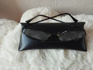 Gafas de sol negras estilo "cat eye"con estuche.