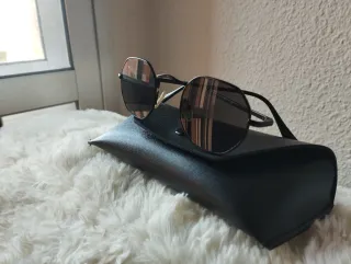 Gafas de sol negras estilo "cat eye"con estuche.