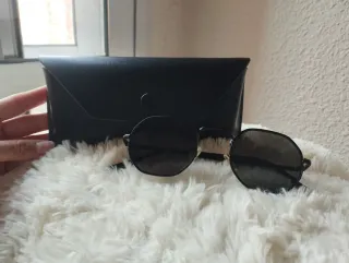 Gafas de sol negras estilo "cat eye"con estuche.