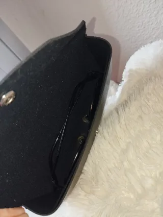 Gafas de sol negras estilo "cat eye"con estuche.