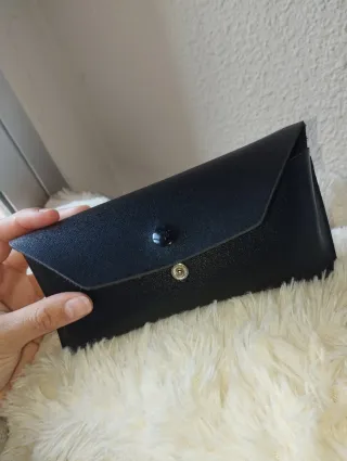 Gafas de sol negras estilo "cat eye"con estuche.