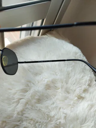 Gafas de sol negras estilo "cat eye"con estuche.