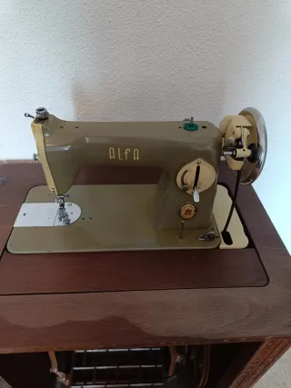 Máquina de coser antigua Alfa