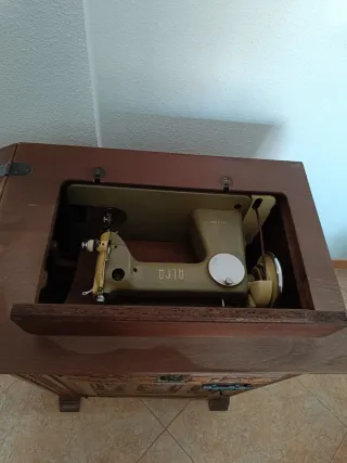 Máquina de coser antigua Alfa